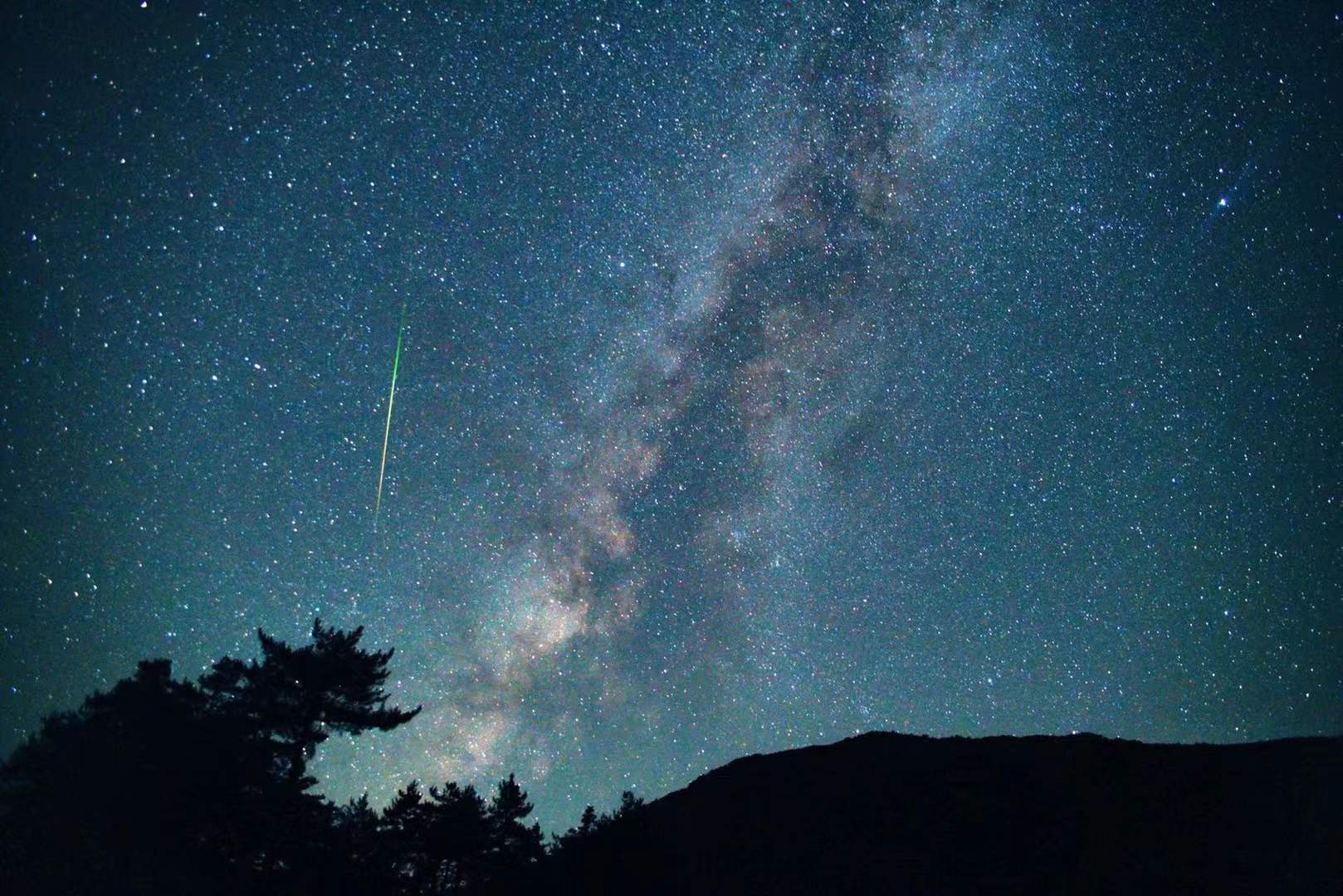 露营,流星,萤火,好友。要素齐全